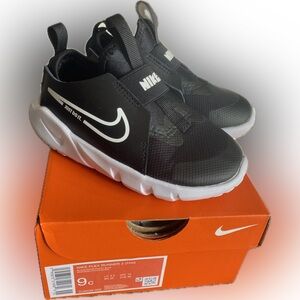 NWT Nike Kids Flex Runner Black and White Sneakers